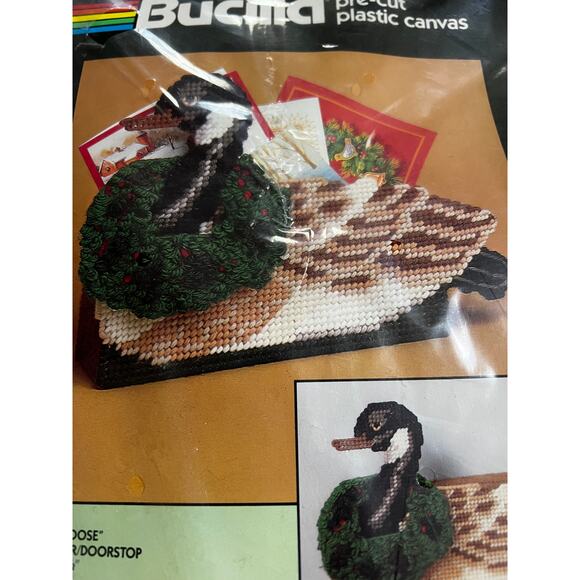 New Deadstock Bucilla Canada Goose Doorstop/Mail Holder Plastic Canvas Kit - Picture 2 of 2
